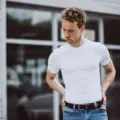 Günlük Şıklık: T-Shirt ile Yaratıcı Kombin Önerileri